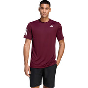 Model draagt het bordeauxrode Adidas Club T-shirt met zwarte short, vooraanzicht