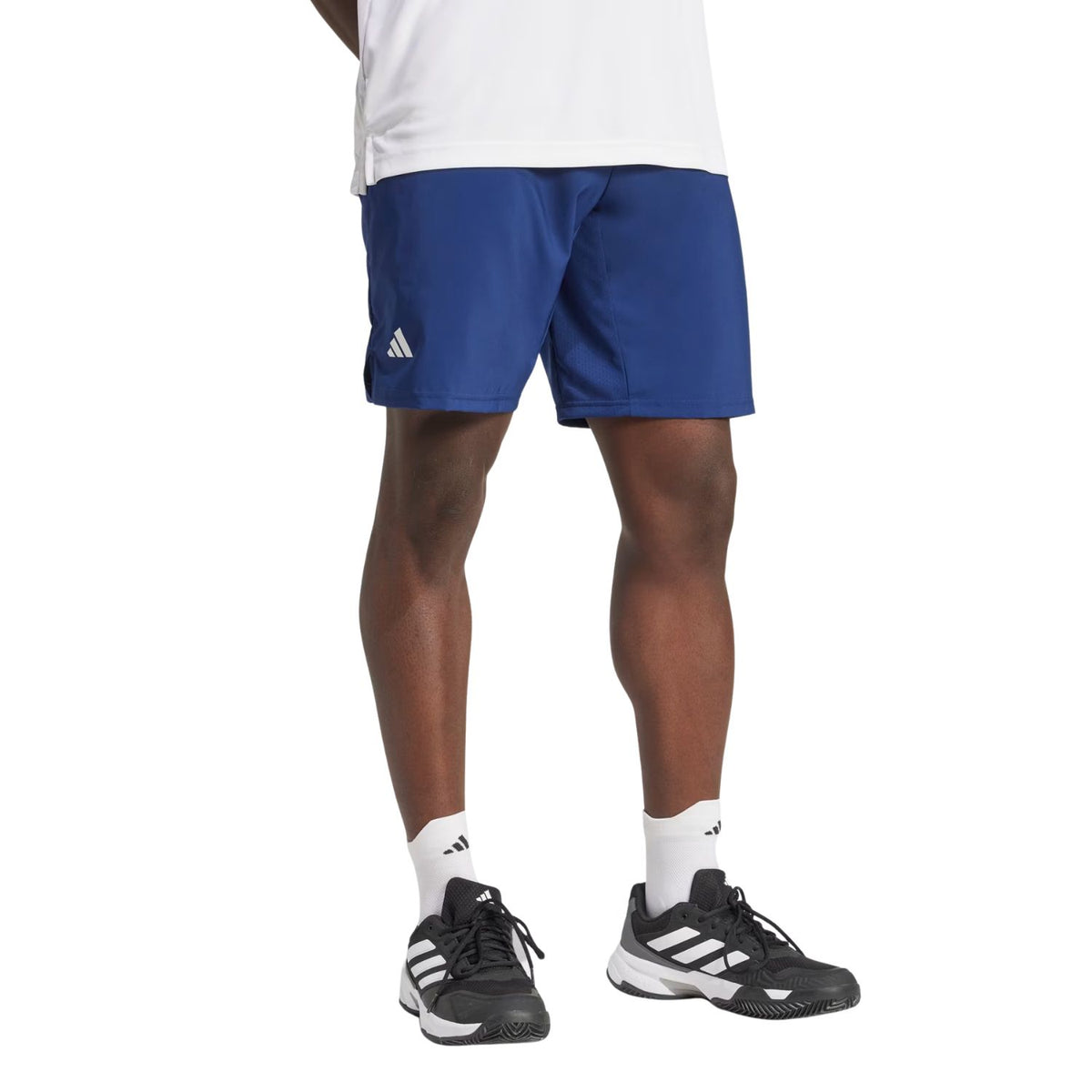 Achterzijde van de donkerblauwe Adidas Club 3-Stripes short met logo in de taille