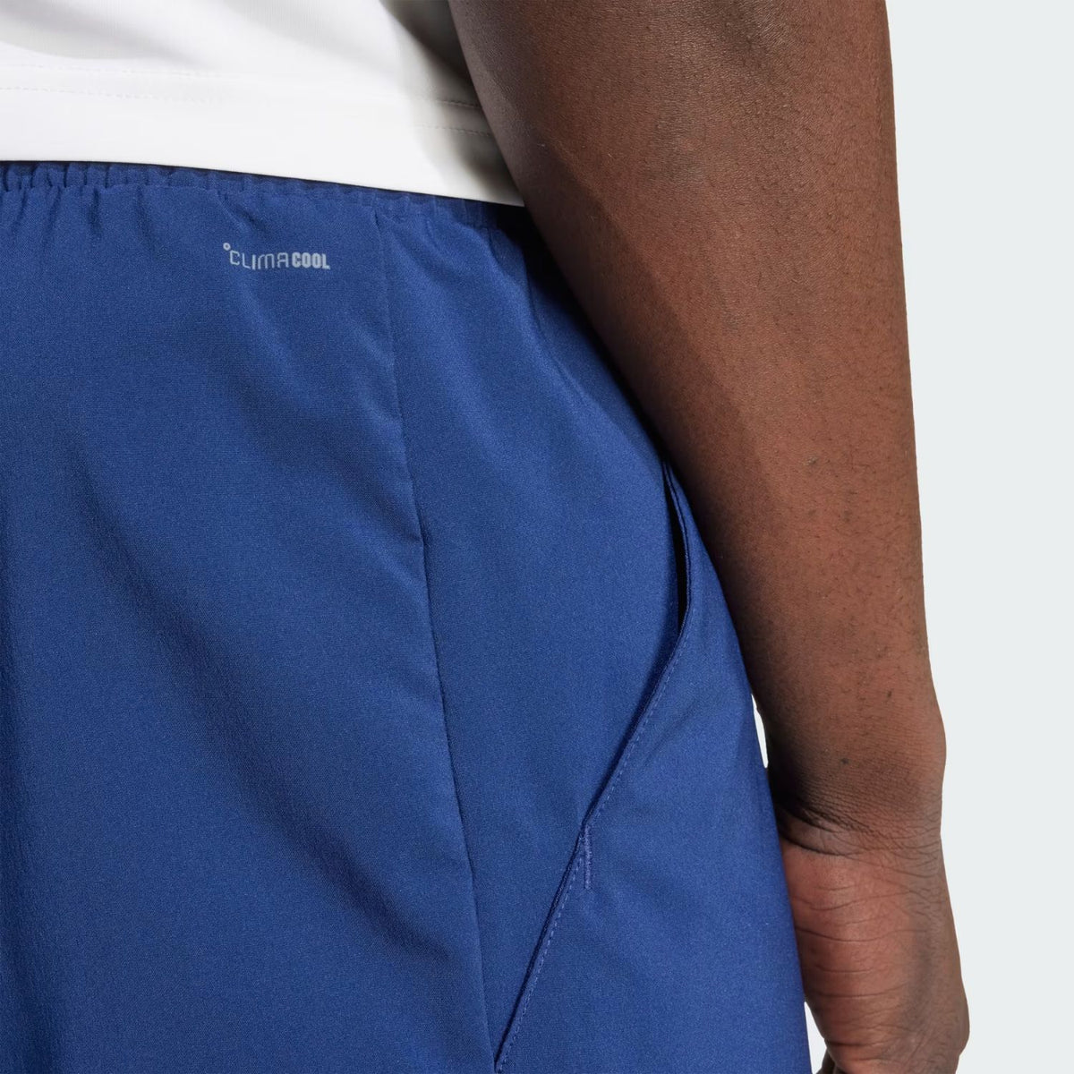 Detail van de zijzak van de donkerblauwe Adidas Club 3-Stripes short