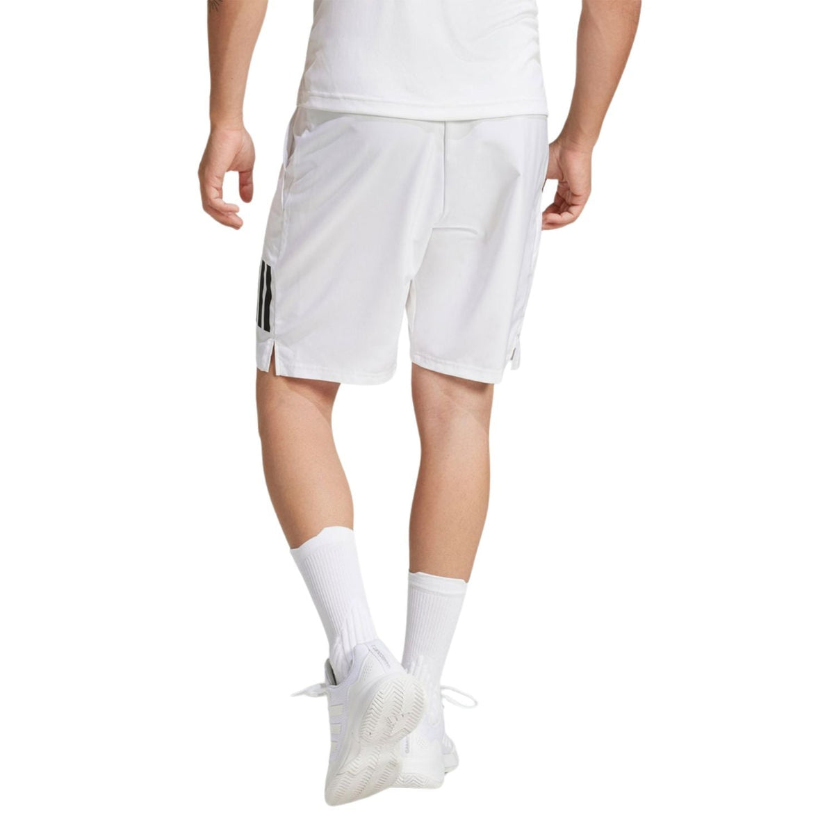 Model draagt de witte Adidas Club 3-Stripes short, zijaanzicht met zwarte strepen