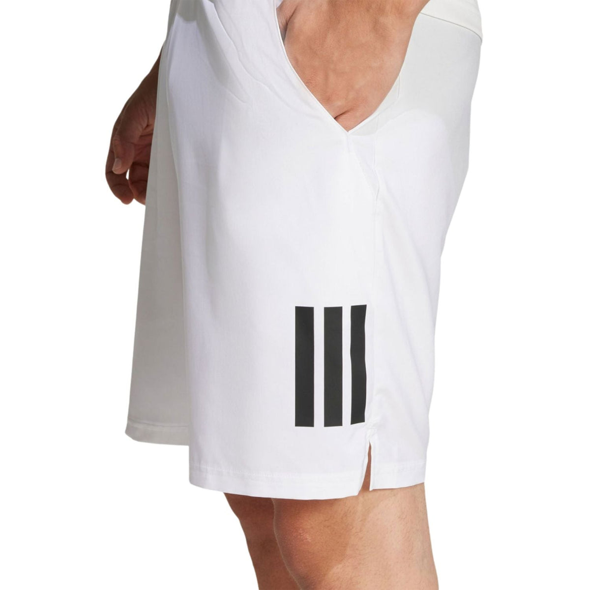 Detail van de zwarte strepen op de pijp van de witte Adidas Club 3-Stripes short