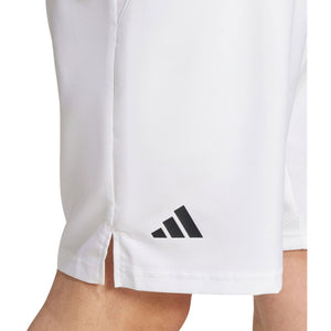 Detail van het adidas-logo op de zoom van de witte Club 3-Stripes short
