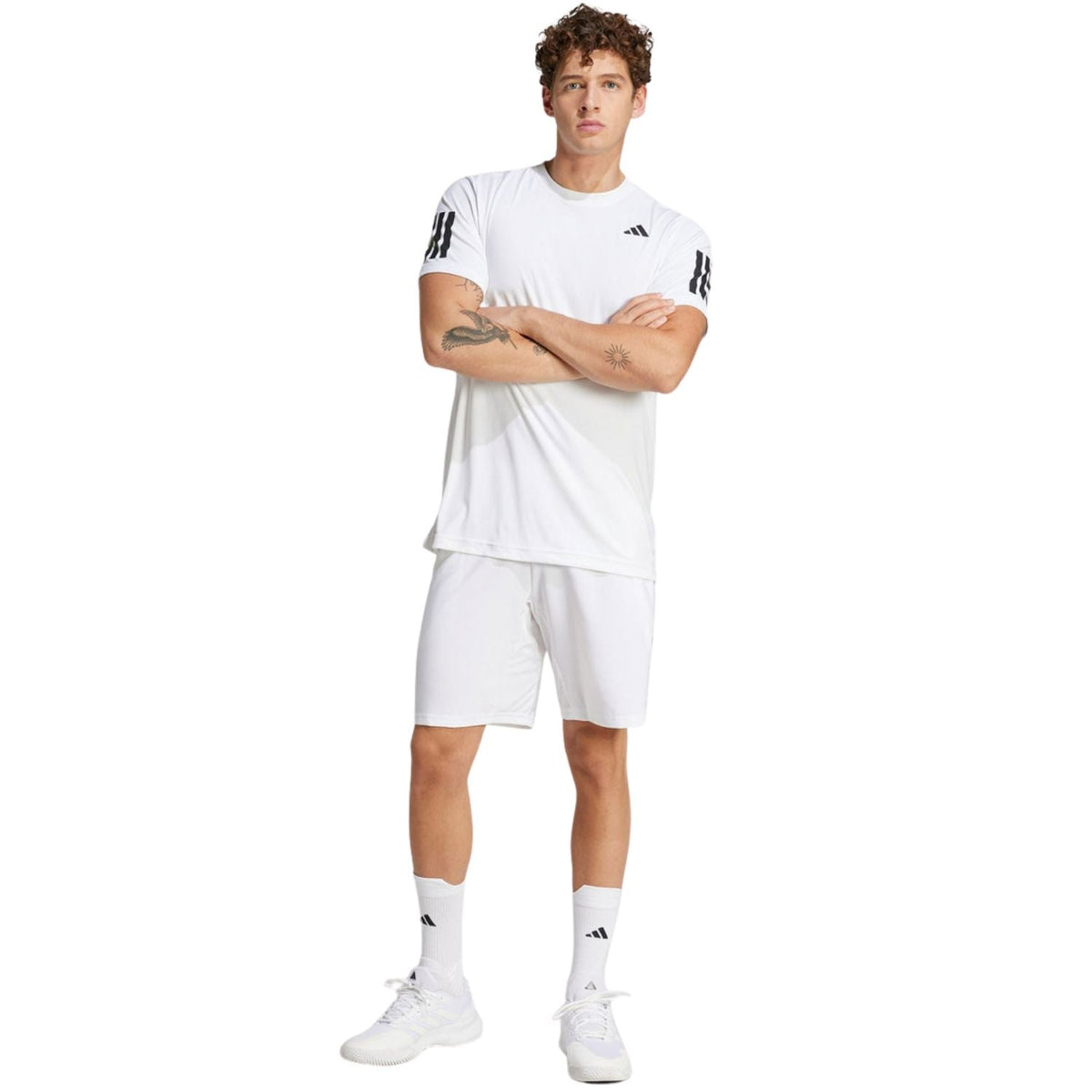 Model draagt de witte Adidas Club 3-Stripes short met wit shirt, volledig aanzicht