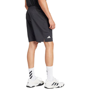 Model draagt de zwarte Adidas Club 3-Stripes short, zijaanzicht met logo op de pijp