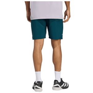 Achterzijde van de donkergroene Adidas Club 3-Stripes short, gedragen