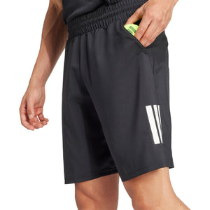Model stopt een bal in de zak van de zwarte Adidas Club 3-Stripes short