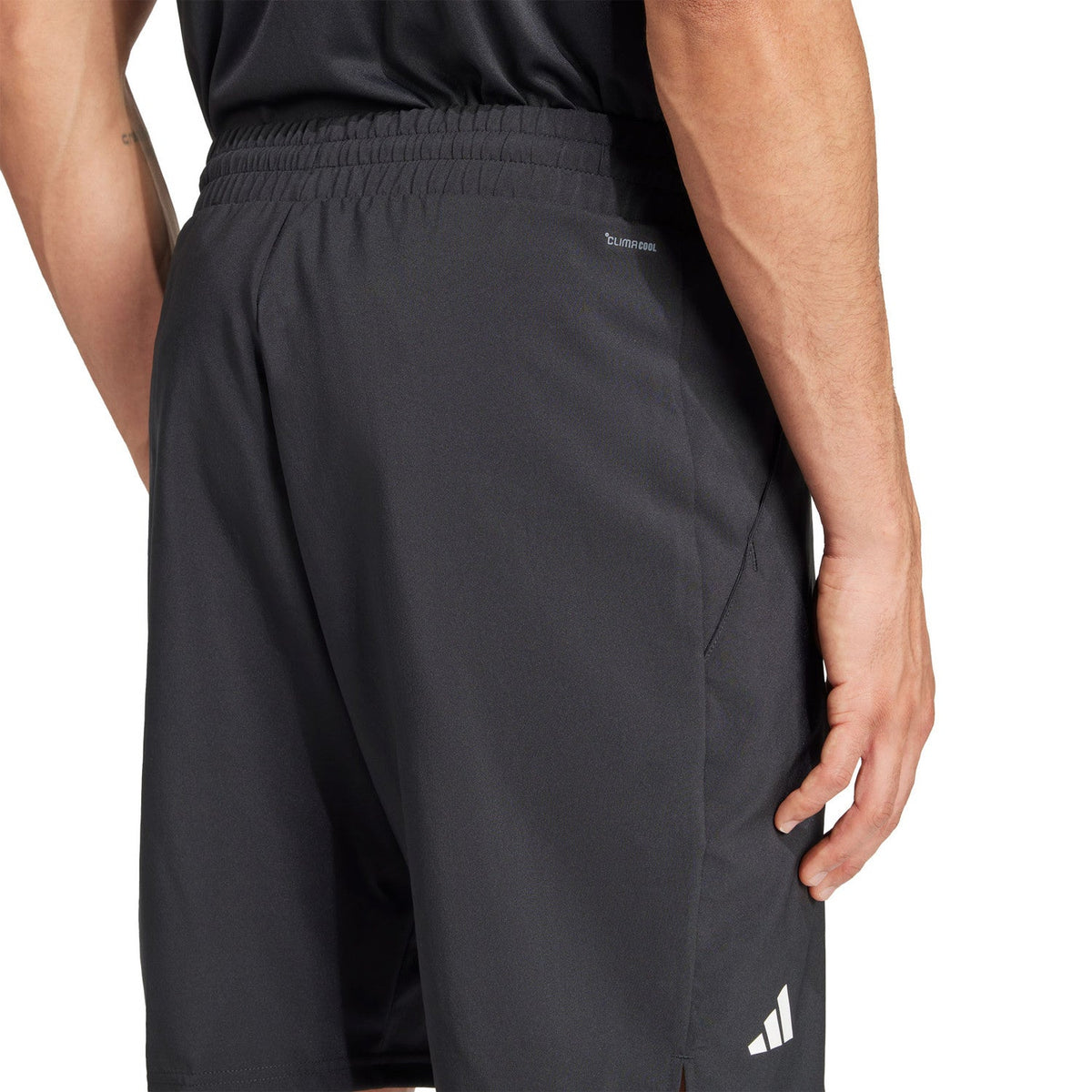 Detail van het adidas-logo op de pijp van de antracietgrijze Club 3-Stripes short