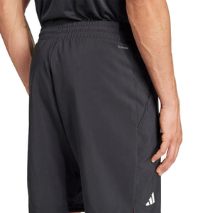Detail van het adidas-logo op de pijp van de antracietgrijze Club 3-Stripes short