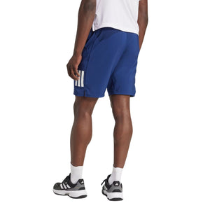 Model draagt de donkerblauwe Adidas Club 3-Stripes short, zijaanzicht