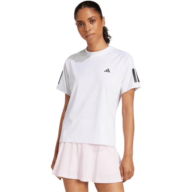Model draagt het witte Adidas Club 3-Stripes T-shirt met zwarte strepen op de mouwen