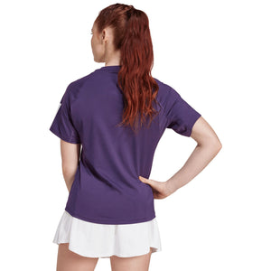 Achteraanzicht van model in het paarse Adidas Club 3-Stripes T-shirt en witte rok