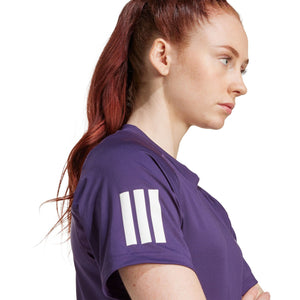 Detail van de witte strepen op de mouw van het paarse Adidas Club dames T-shirt