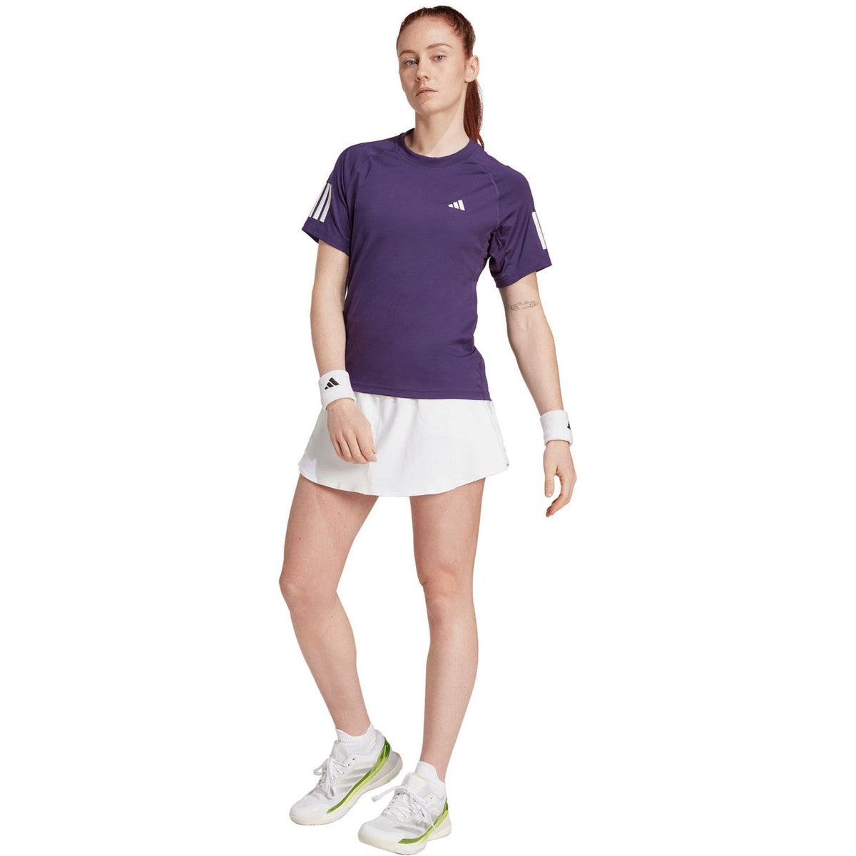 Model in volledige outfit met het paarse Adidas Club T-shirt en witte tennisrok