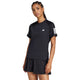 Model draagt het zwarte Adidas Club 3-Stripes T-shirt met witte strepen op de mouwen