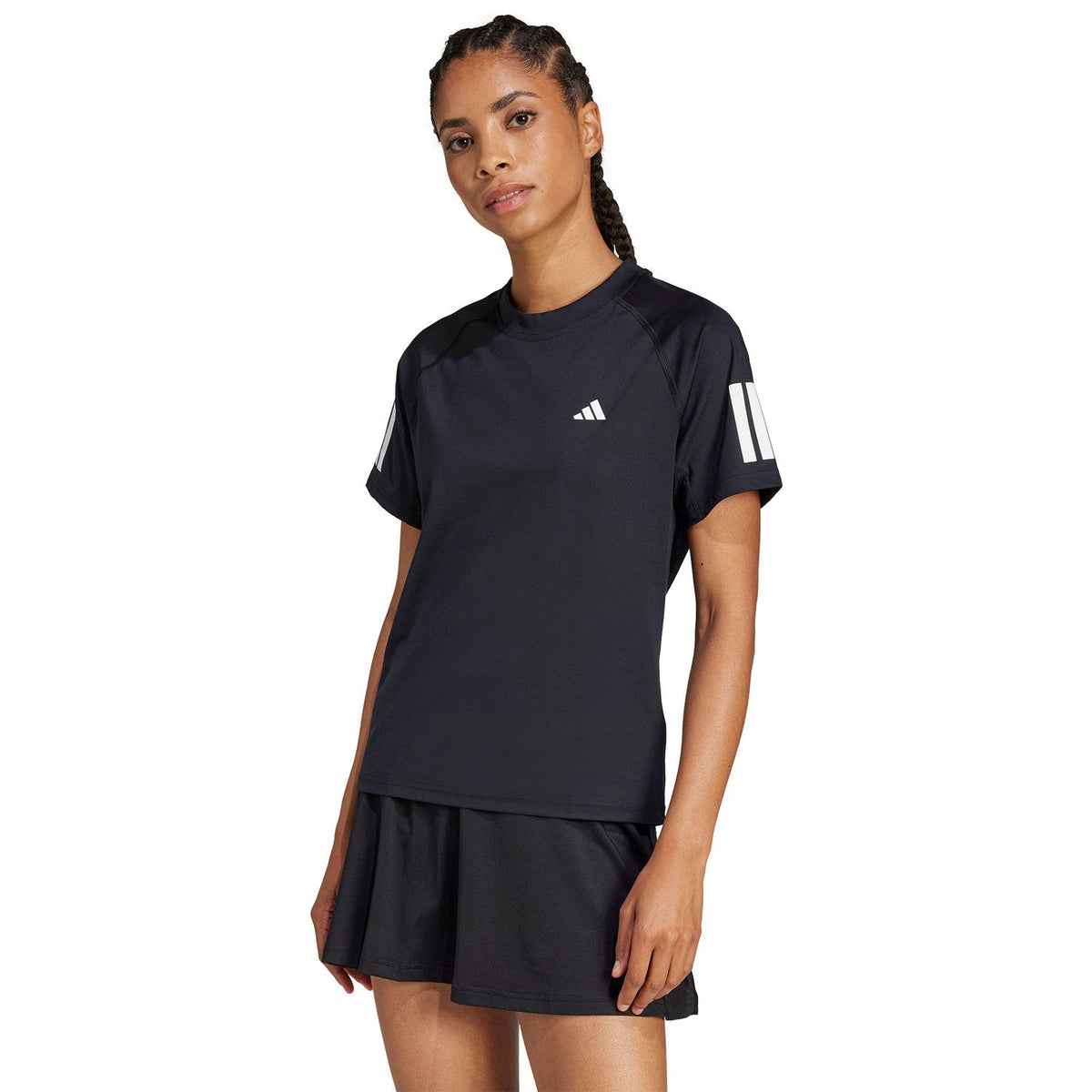 Model draagt het zwarte Adidas Club 3-Stripes T-shirt met witte strepen op de mouwen