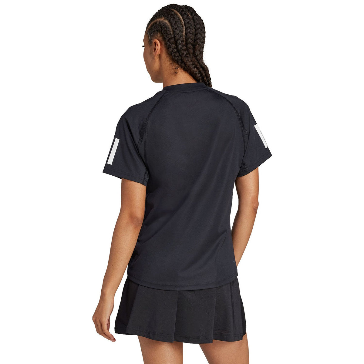 Achteraanzicht van model in het zwarte Adidas Club T-shirt met zwarte tennisrok
