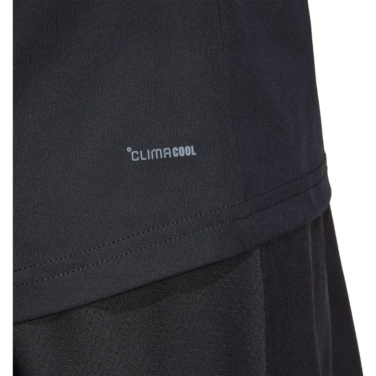 Detail van de zoom van het zwarte Adidas Club T-shirt met Climacool-opdruk in grijs