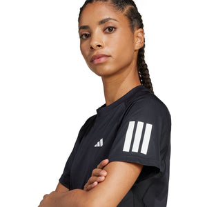 Detail van de witte strepen op de mouw van het zwarte Adidas Club T-shirt op model
