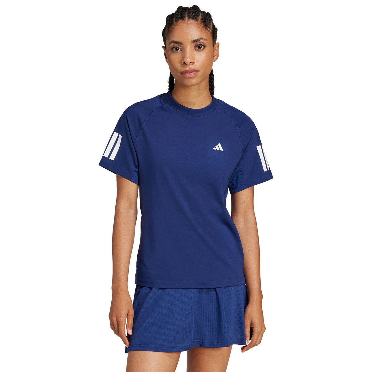 Model draagt het donkerblauwe Adidas Club 3-Stripes T-shirt met bijpassende rok
