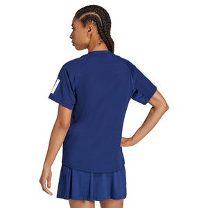 Achteraanzicht op model van het donkerblauwe Adidas Club 3-Stripes dames T-shirt