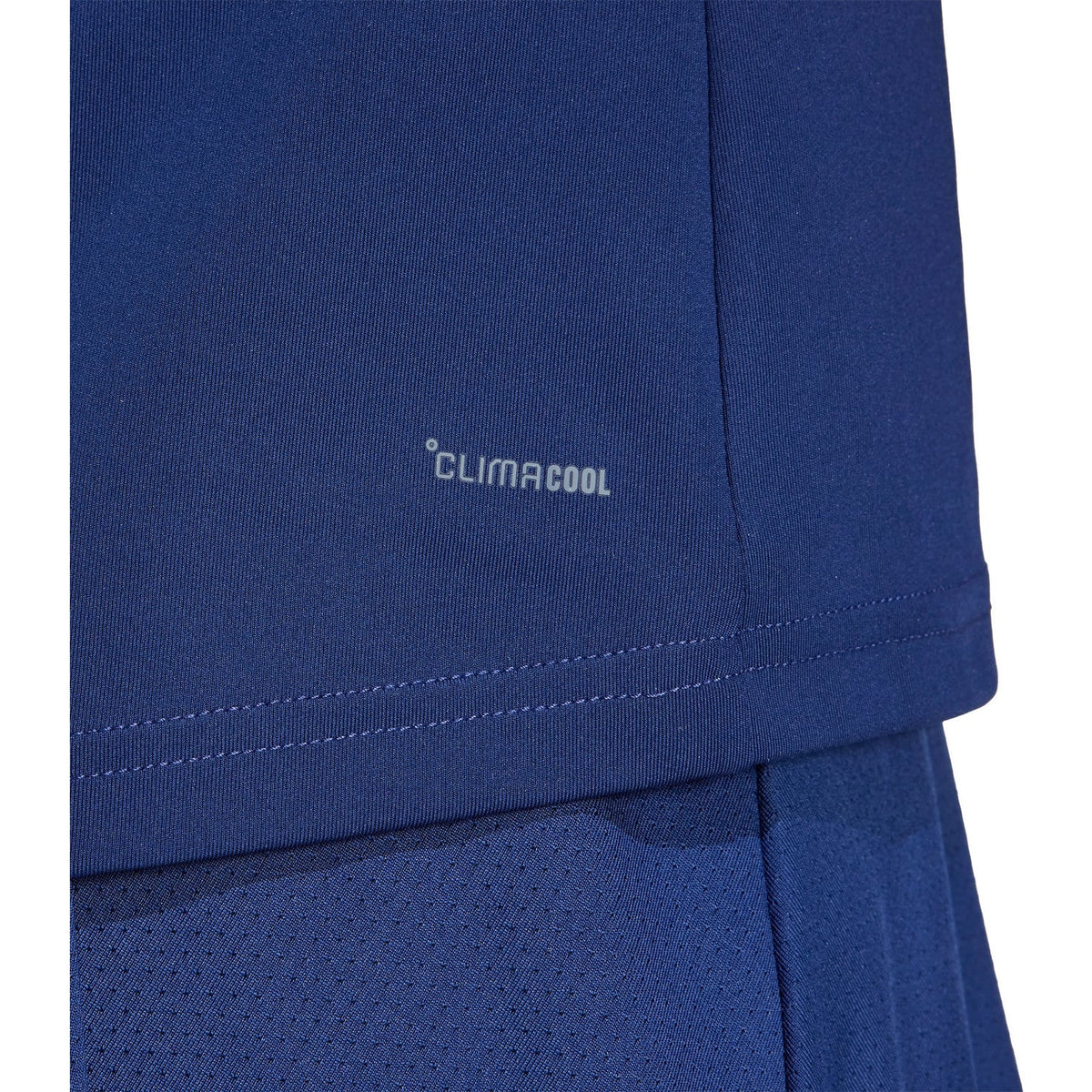Detail van de zoom van het donkerblauwe Adidas Club T-shirt met Climacool-opdruk