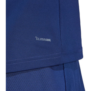 Detail van de zoom van het donkerblauwe Adidas Club T-shirt met Climacool-opdruk