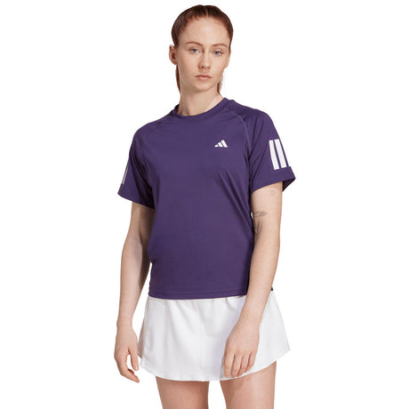 Model draagt het paarse Adidas Club 3-Stripes T-shirt met een witte tennisrok