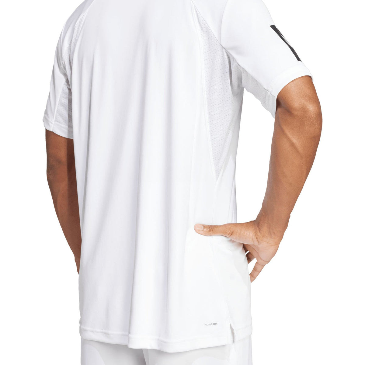 Detail van de zoom van het witte Adidas Club 3-Stripes T-shirt