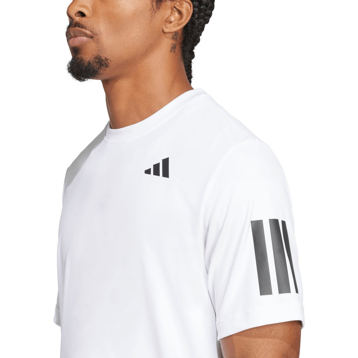 Close-up van de zwarte strepen op de mouw van het witte Club T-shirt