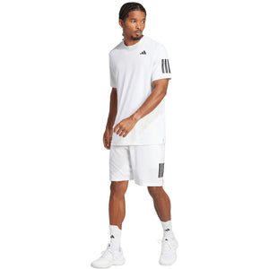 Model draagt het witte Adidas Club 3-Stripes T-shirt met witte short