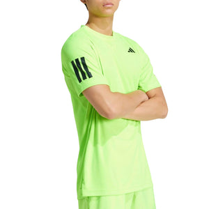 Model draagt het limoengroene Adidas Club 3-Stripes T-shirt met gekruiste armen