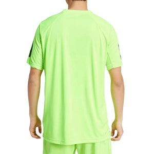 Achterzijde van het limoengroene Adidas Club 3-Stripes T-shirt, gedragen