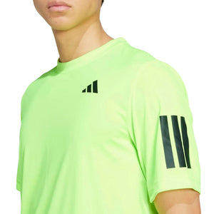 Close-up van de zwarte strepen op de mouw van het limoengroene Club T-shirt