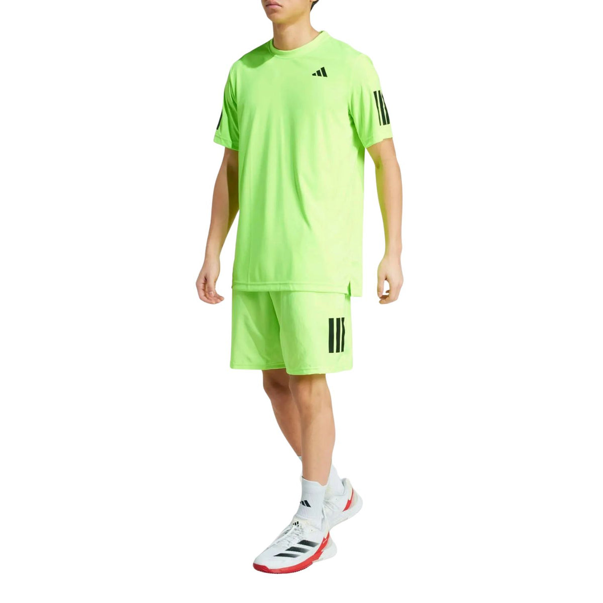Model draagt het limoengroene Club 3-Stripes T-shirt met bijpassende short