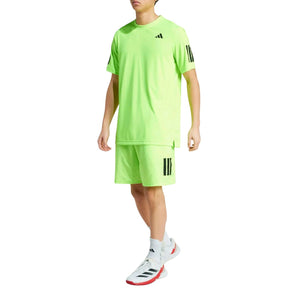 Model draagt het limoengroene Club 3-Stripes T-shirt met bijpassende short