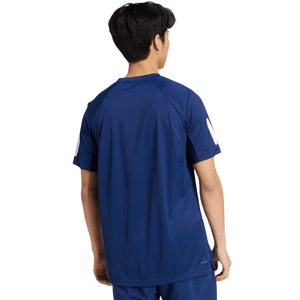 Achterzijde van het marineblauwe Adidas Club 3-Stripes T-shirt, gedragen