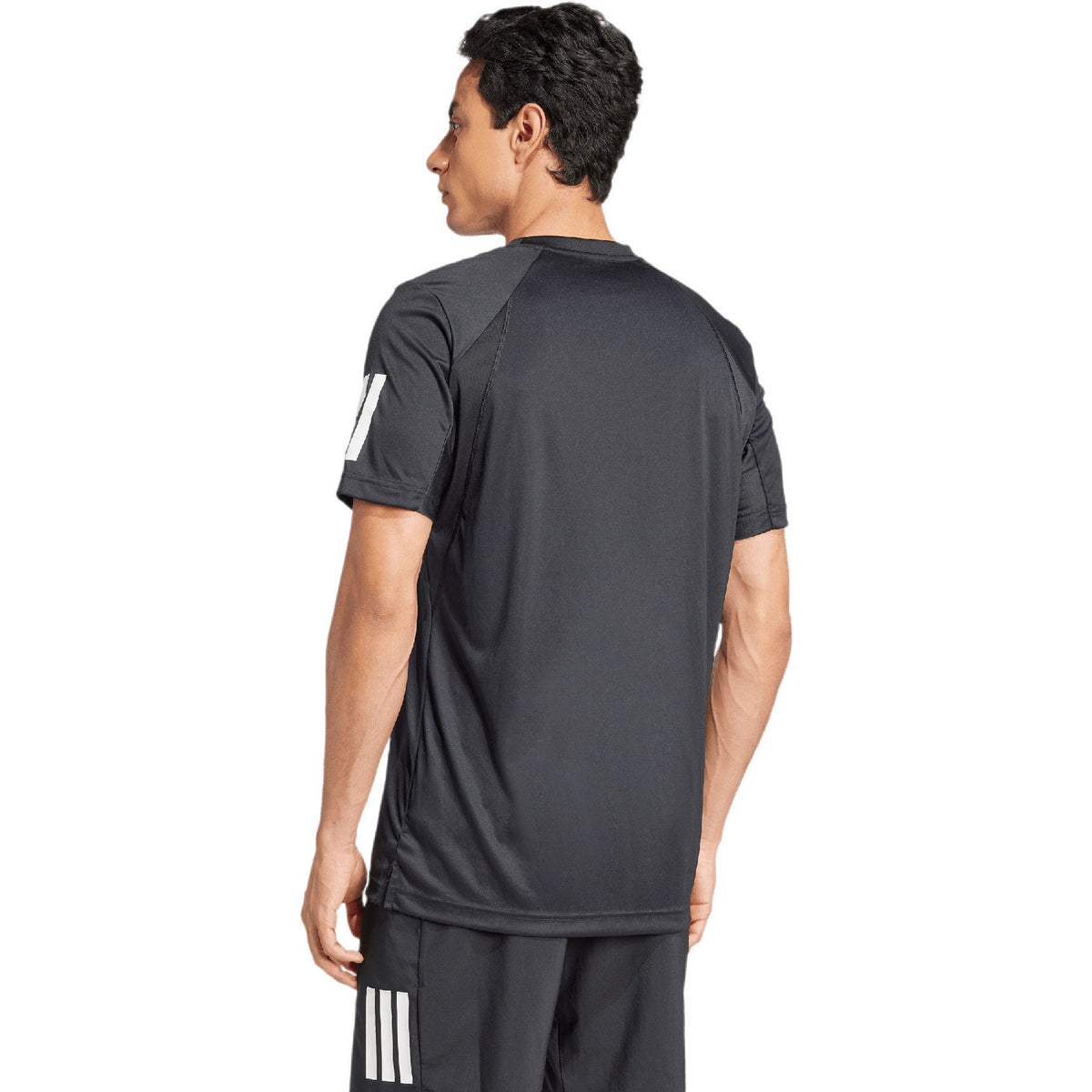 Model draagt het antracietgrijze Adidas Club 3-Stripes T-shirt, zijaanzicht