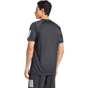 Model draagt het antracietgrijze Adidas Club 3-Stripes T-shirt, zijaanzicht