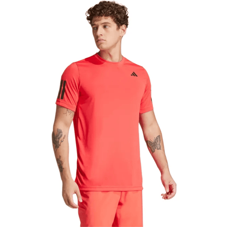 Adidas Club 3-Stripes T-shirt voor heren in koraalrood, gedragen vooraanzicht