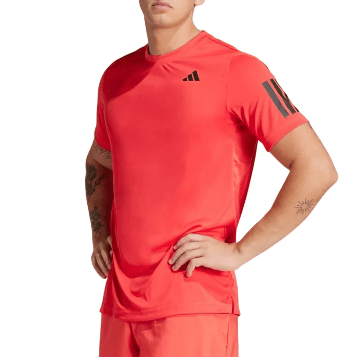 Close-up van het koraalrode Club 3-Stripes T-shirt met strepen op de mouw