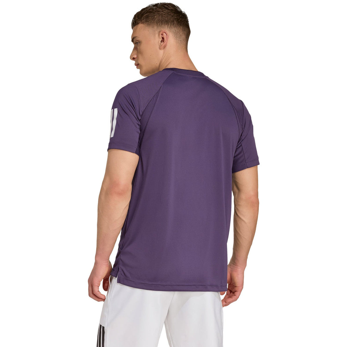 Model draagt het donkerpaarse Adidas Club 3-Stripes T-shirt, zijaanzicht