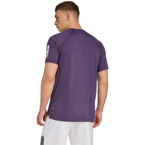 Model draagt het donkerpaarse Adidas Club 3-Stripes T-shirt, zijaanzicht