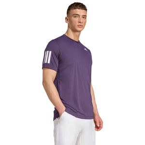 Achterzijde van het donkerpaarse Adidas Club 3-Stripes T-shirt, gedragen