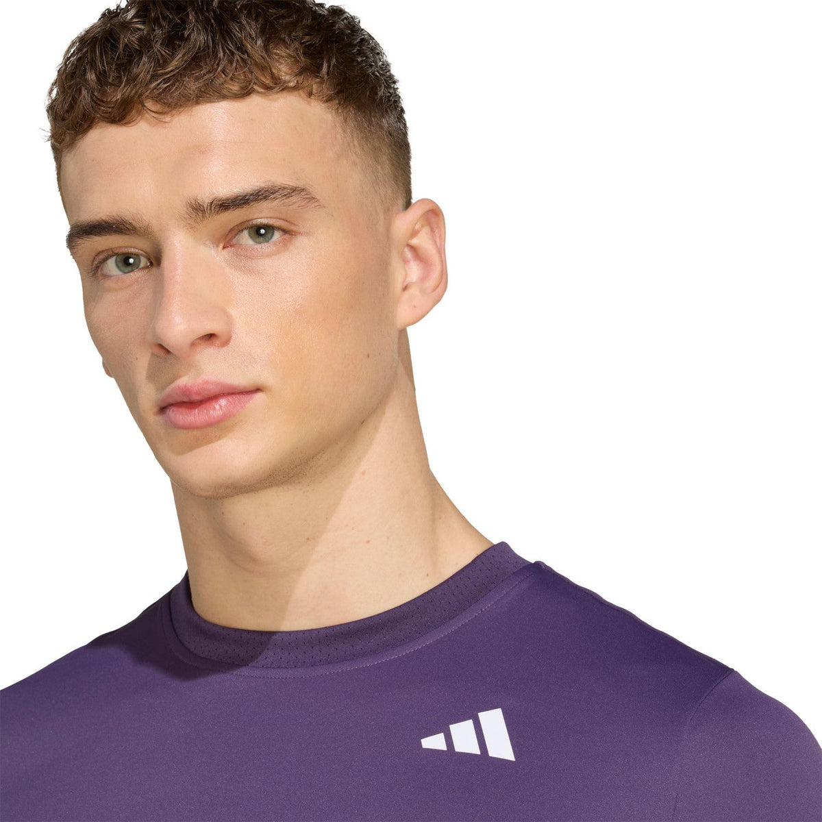 Close-up van het adidas-logo op het donkerpaarse Club 3-Stripes T-shirt