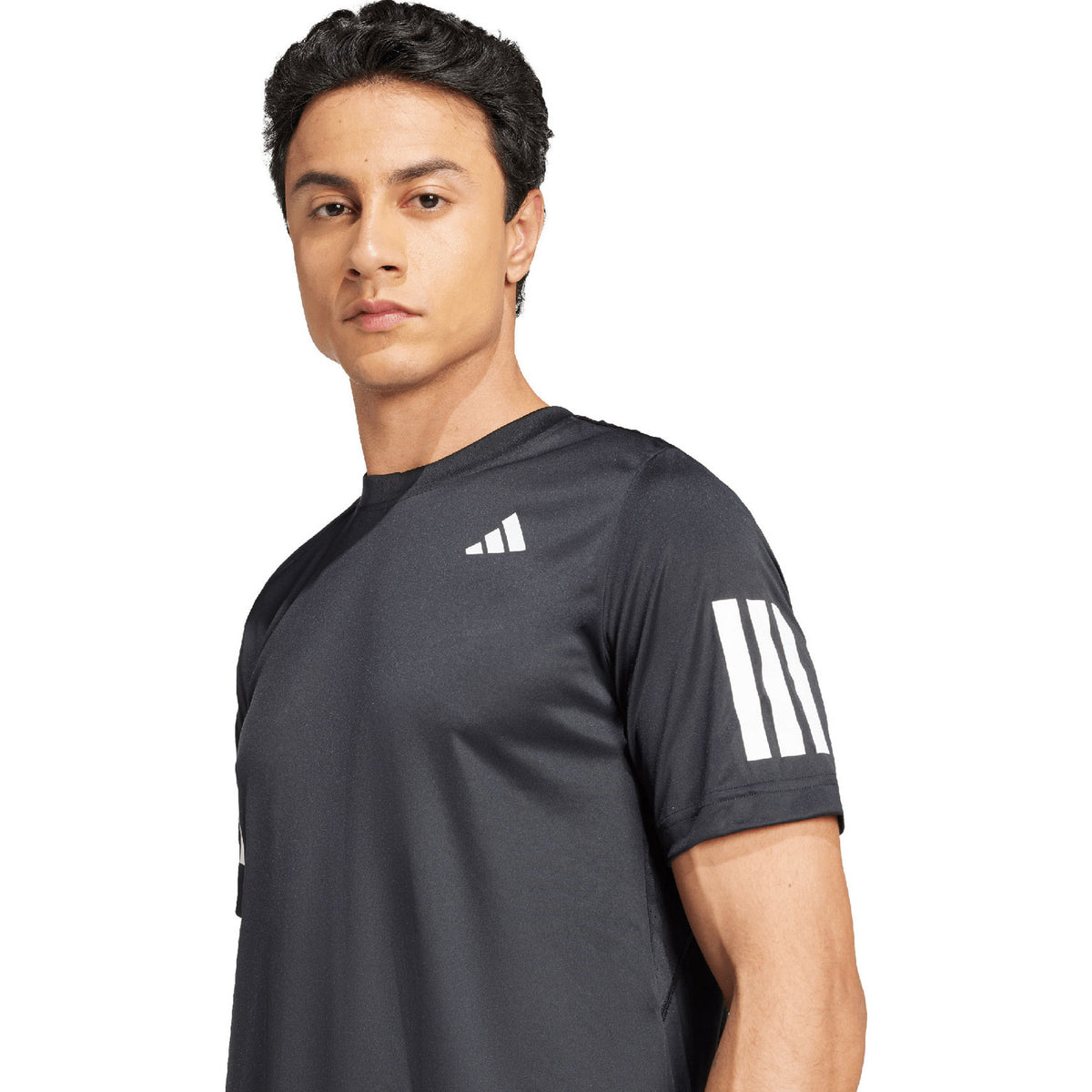 Close-up van het antracietgrijze Club 3-Stripes T-shirt met witte strepen