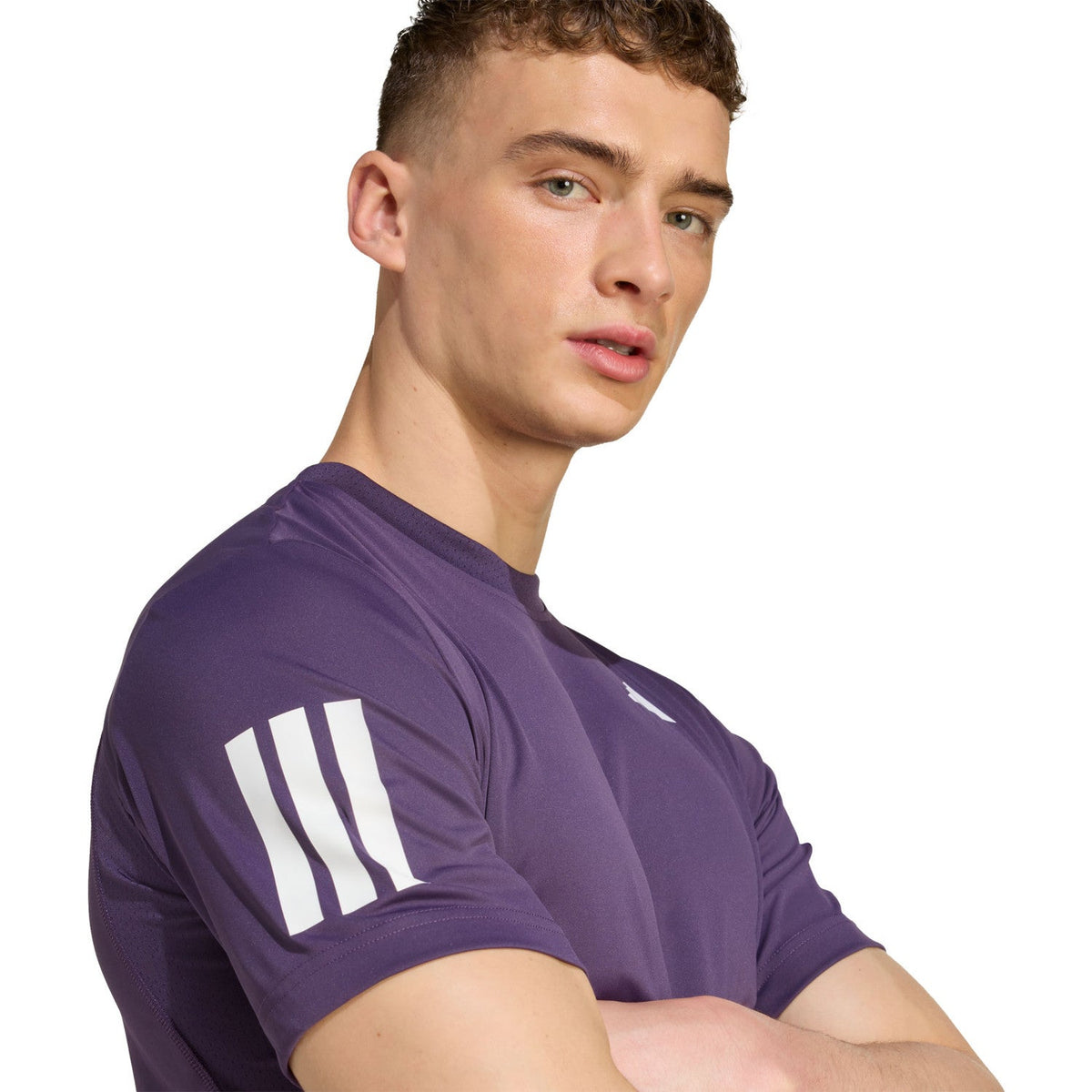Close-up van de witte strepen op de mouw van het donkerpaarse Club T-shirt