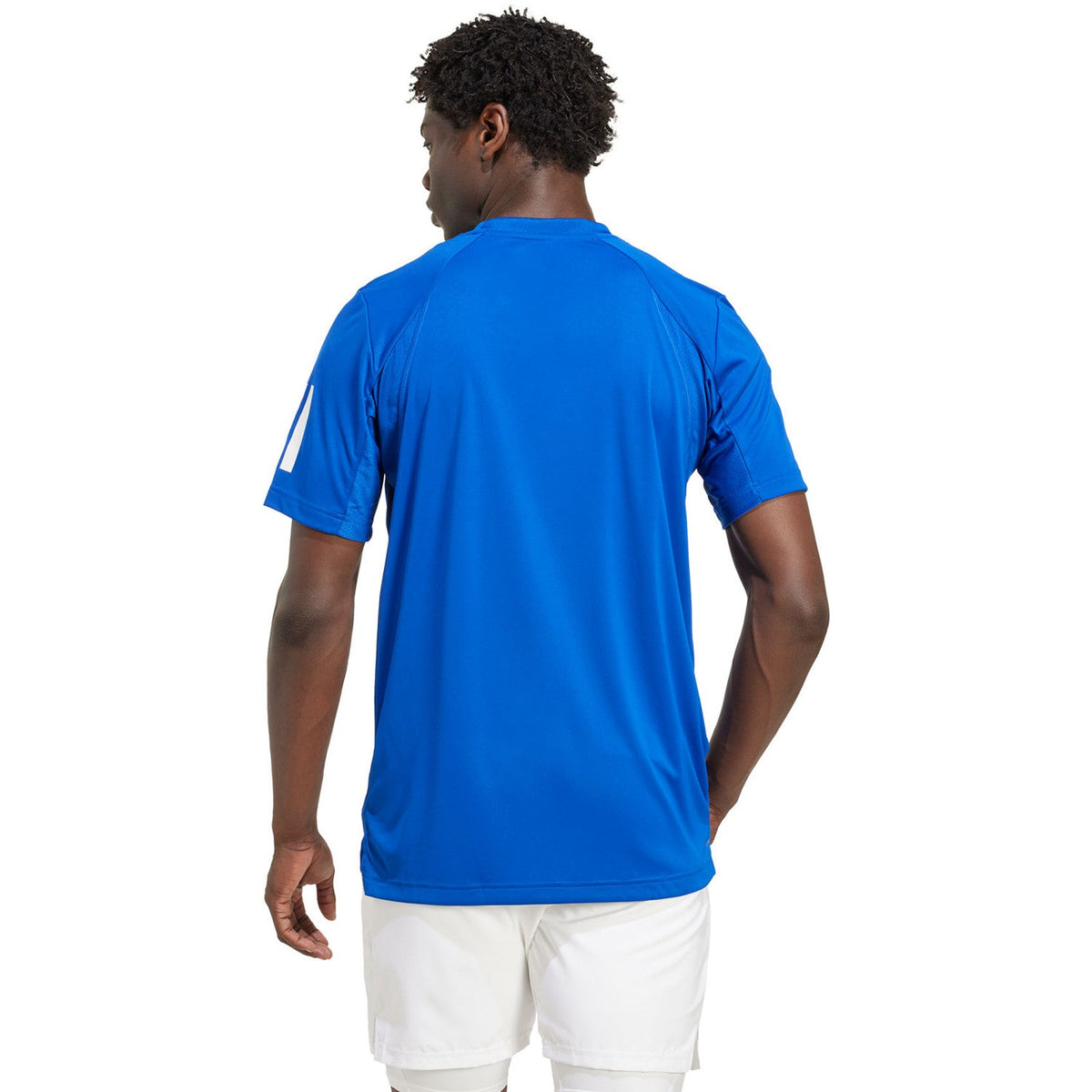Achterzijde van het kobaltblauwe Adidas Club 3-Stripes T-shirt, gedragen