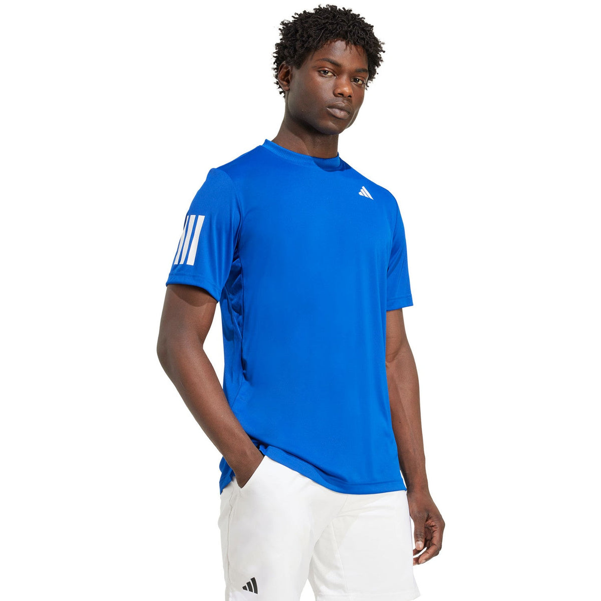 Model draagt het kobaltblauwe Club 3-Stripes T-shirt met witte short