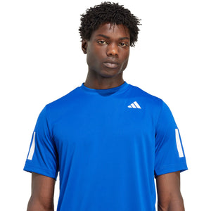 Close-up van het adidas-logo op het kobaltblauwe Club 3-Stripes T-shirt