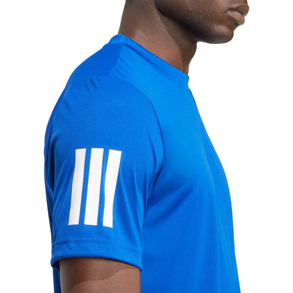 Close-up van de witte strepen op de mouw van het kobaltblauwe Club T-shirt